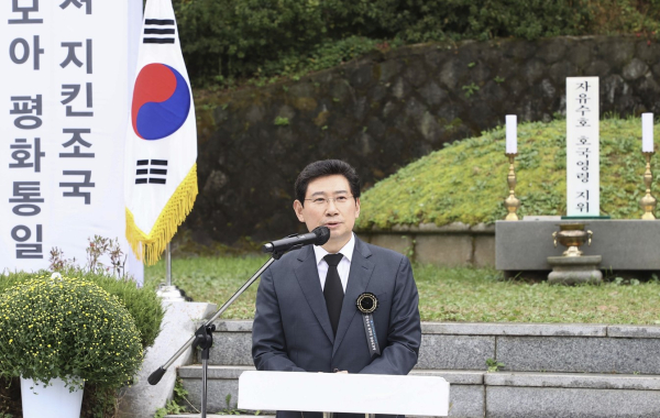 이상일 용인특례시장이 자유수호희생자 합동위령제에 참석해 추도사를 하고 있다