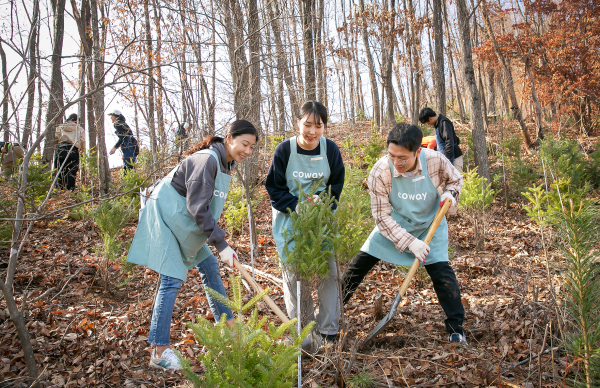 지난 11일 ‘코웨이 청정숲’ 조성의 첫걸음으로 650그루의 나무를 심었다. 행사에 참여한 코웨이 임직원들이 코웨이 청정숲 조성을 위해 나무를 심고 있다.(사진제공/코웨이)
