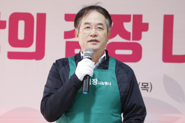 이동환 고양특례시장이 ‘사랑의 김장 김치’ 나눔 행사에 참여했다