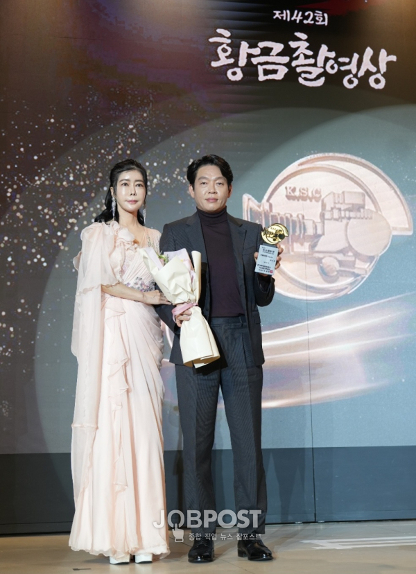 곽장미 NICE법무법인 대표세무사, 배우 박지환에게 시상하고 기념사진촬영 / 사진제공=엠비셔스미디어