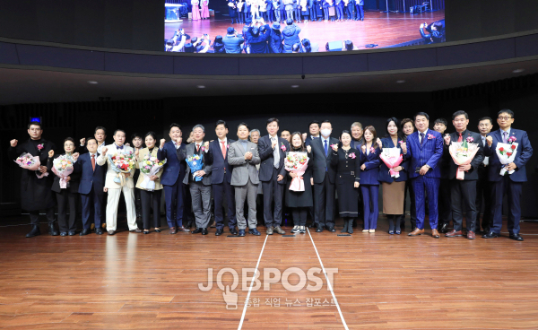 대한민국 33인 대상 수상자 단체사진 / 사진제공 이한우 작가