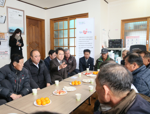 김하수 청도군수는, 지난 25일부터 26일까지 양일간 설 명절 이후 새해 인사와 함께 어르신들의 안부를 살피고, 애로사항을 청취하고자 민생현장(경로당)을 방문했다. (사진제공/청도군)