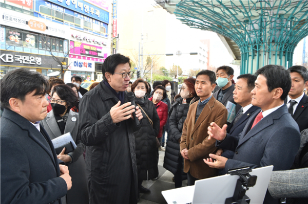 박형준 부산시장은 13일 오후 3시 북구 화명고가교를 방문하고 있는 모습 (사진제공/부산시)