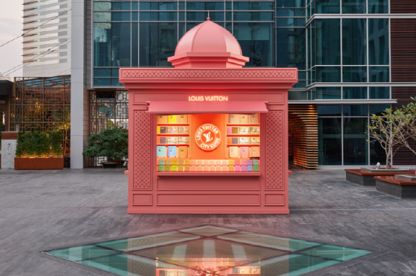 두바이 국제금융센터(DIFC)에 설치된 테라코타 핑크색의 팝업 키오스크. 책자 판매는 물론 포토 포인트로도 각광을 받고 있다. 사진=두바이관광청 제공