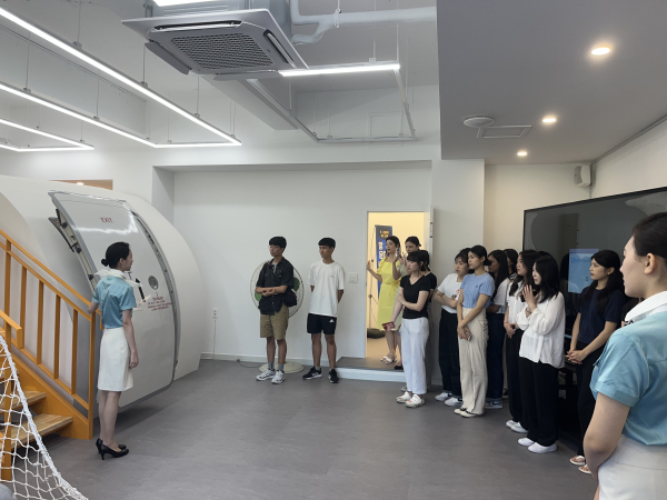 경남도립남해대학(총장직무대리 권대곤) 항공운항과(학과장 김주희)가 지난 5일과 12일 부산·경남 지역 고교생 30여 명을 대상으로 하는 승무원 전공체험캠프를 실시했다. (사진제공/경남도립남해대학)