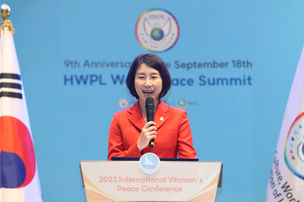 윤현숙 세계여성평화그룹(IWPG) 대표가 19일 인천 중구 그랜드 하얏트 인천 웨스트 타워에서  열린 ‘2023 세계여성평화 콘퍼런스’에서 개회사를 하고 있다. (제공=IWPG)