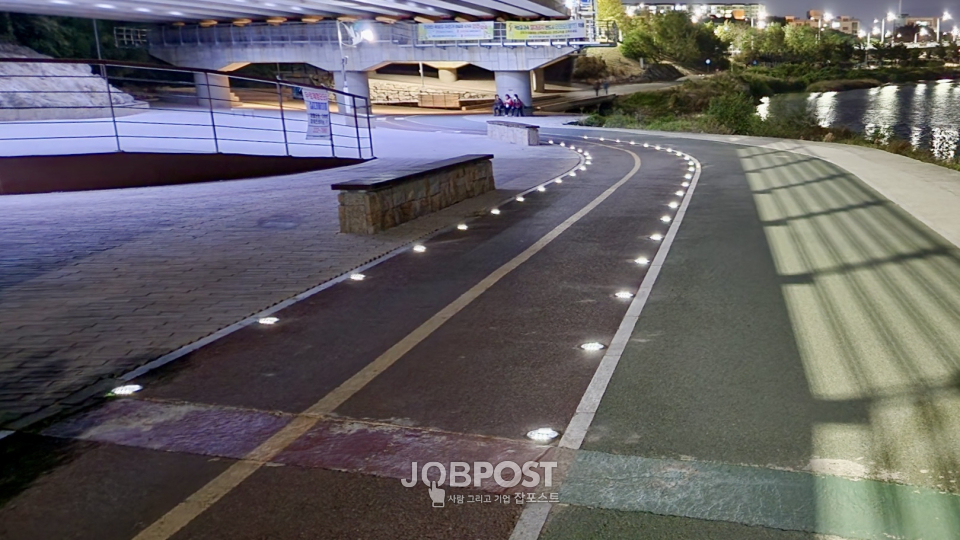 울산 중구 내황교 하부 산책로에 태양광 LED 조명 설치를 완료한 모습.(사진_한국동서발전)