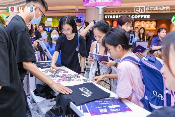 원하는 와펜을 골라 나만의 서울 에코백을 만드는 행사장 참가자. 사진=서울관광재단