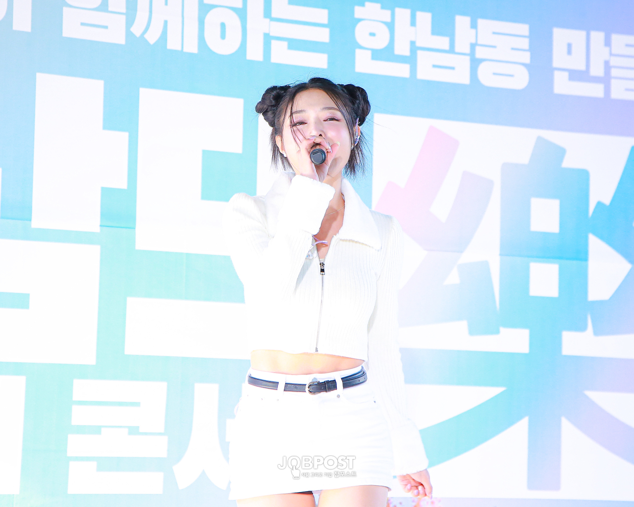 [포토] 가수 헤니가 한강뜨樂 가을미니콘서트에서 공연을 하고 있다.