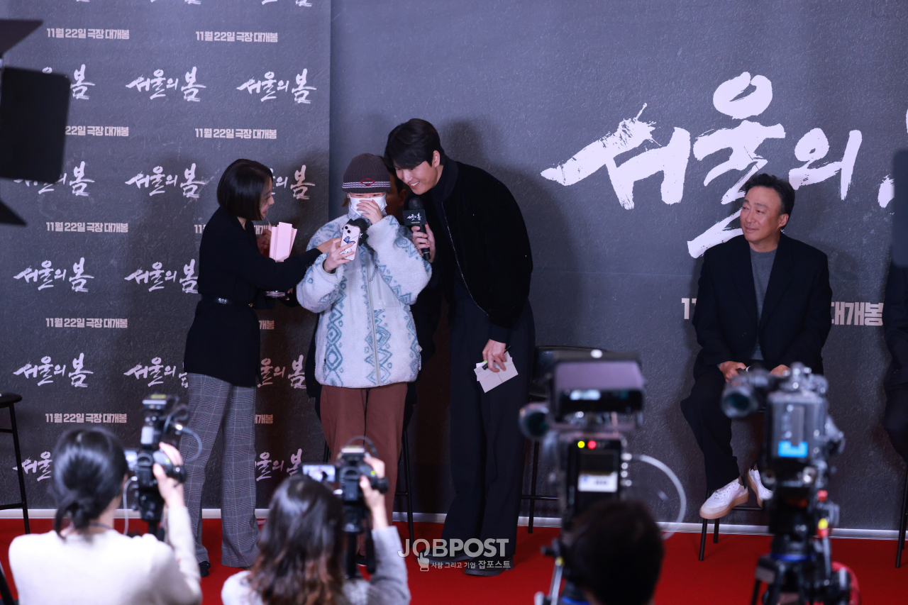 [포토] 영화 서울의봄에서 반란군 전두광에게 맞서는 이태신의 역을 맡은 배우 정우성이 팬과 함께 셀카를 촬영하고 있다.