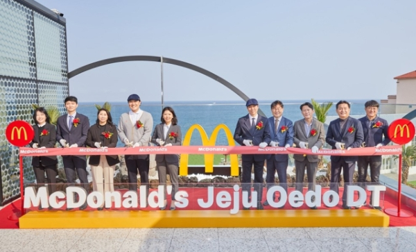 지난 23일 김기원 한국맥도날드 대표이사(왼쪽 다섯 번째)와 맥도날드 관계자들이 제주외도DT점 3층에서 오픈 기념 테이프 커팅식을 진행하고 있다.(사진제공/맥도날드)