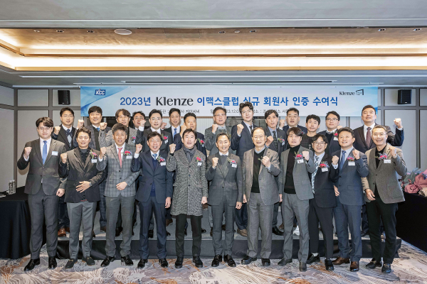 조선팰리스 서울 호텔에서 Klenze 이맥스클럽 인증 수여식을 진행하고 기념사진을 촬영하고 있다. (사진=KCC)