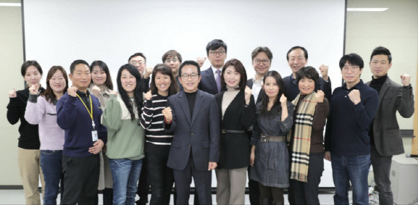 2024년도 사업계획 선포식 후 김진국 대표이사를 중심으로 직원들이 사진을 찍고 있다. 사진=노랑풍선