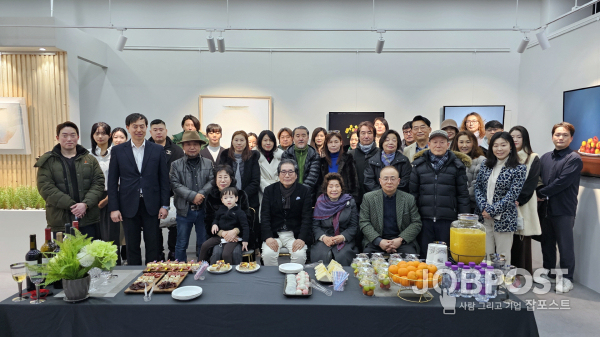 개관 46주년 기념전시에 참석한 작가들과(사진=정경호 기자)