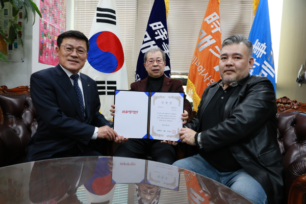 시사매거진 강원본부장 임명식이 31일 서울 서초구 소재 시사매거진 본사에서 열린 가운데 김길수 시사매거진 회장(가운데)과 백종수 전 강원특별자치도 원주 부시장 겸 현 인터불고 그룹 부회장(왼쪽), 오정훈 강원본부 대표가 기념사진을 촬영하고 있다. (사진_시사매거진)