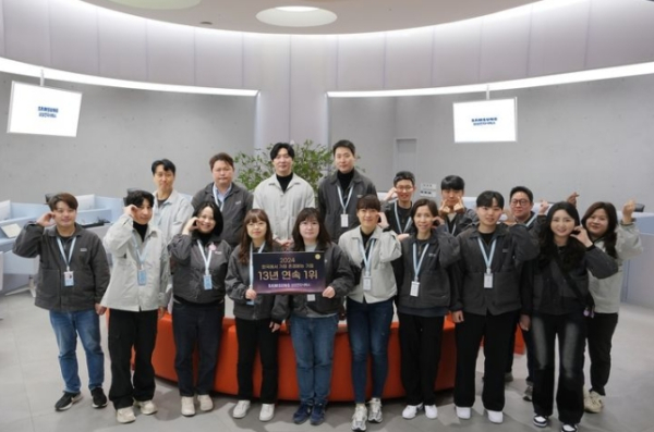 삼성강남 서비스센터 엔지니어들의 '2024 한국에서 가장 존경받는 기업' 1위 선정 기념 촬영. (사진제공/삼성전자서비스)