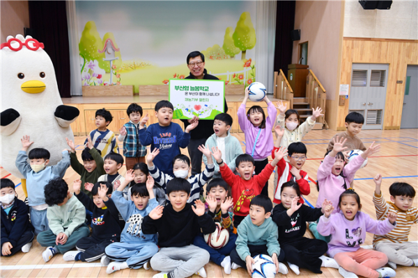 박형준 부산시장은 13일 사하구 괴정초등학교를 방문해 1학년 신입생들과 특별한 시간을 가졌다. (사진제공/부산시)