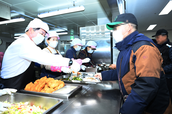백경현 구리시장이 3월 20일 노인복지관 식당 급식 봉사를 하며 노인복지 일선 현장을 직접 챙겼다