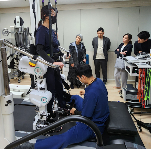 일본 야마나시 현립대학 방문단이 지역사회 통합돌봄 시스템이 실제로 운영되는 현장을 방문해 스마트돌봄 서비스를 살펴보고 있다.