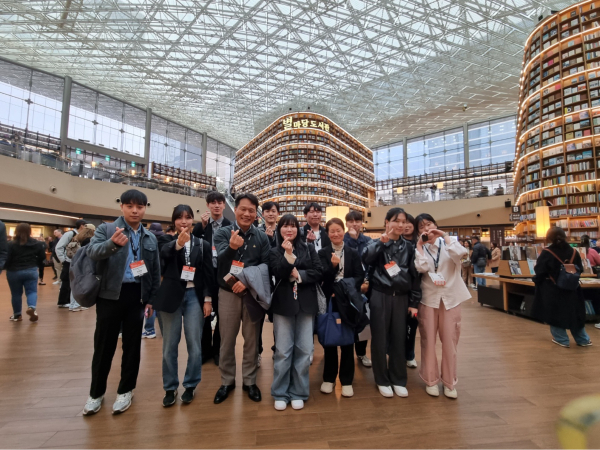 29일에는 이상훈 한국산업단지공단 이사장과 직원 12명이 삼성동 코엑스에 ‘별마당 도서관’과 ‘2024 스마트공장·자동화 산업전’을 방문했다. (사진제공/한국산업단지공단)