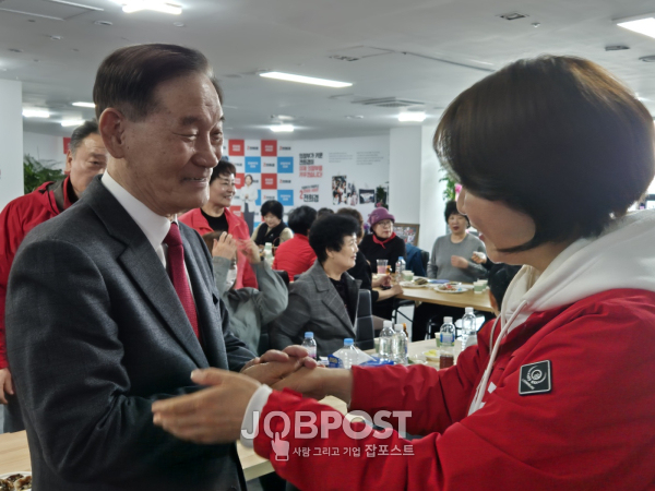 많은 지지자들이 보는 앞에서 앞수를 하고 있는 아리수포럼 이경표 중앙회장과 전희경 국회의원 후보 / 사진촬영 - 잡포스트