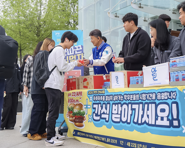 영남대 최외출 총장과 총학생회가 중간시험을 앞두고 22일 아침 간식을 나눠주고 있다. (사진제공/영남대학교)