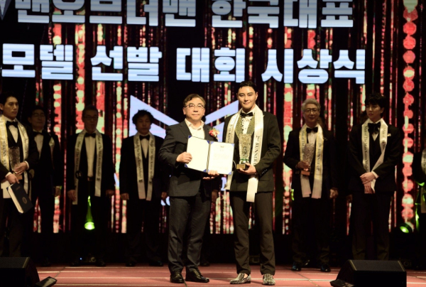 배수완(44) 모델이 임상현 조직위원장과 2등 수상후 기념사진을 찍고 있다. (사진=글로벌인플루언서협회)