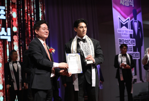 박상현 모델이 최정식 대회장과 1등 수상후 기념사진을 찍고 있다. (사진=글로벌인플루언서협회)