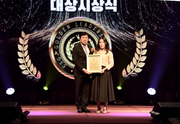 엘림(주) 김순영 대표가 김영훈 심사위원장과 수상후 기념사진을 찍고 있다. (사진=글로벌인플루언서협회)