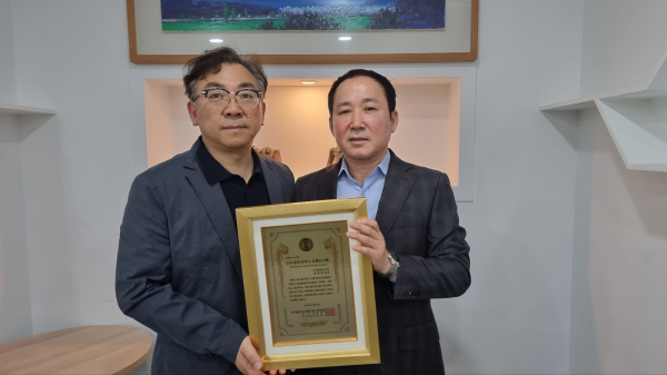 플렛폼에이제트(주) 김백현 대표 가 제3회 ESG 골든리더스 기업브랜드 대상상패를 암상현 대표한테 전달 받은후 기념사진을 찍고 있다.(사진=글로벌인플루언서협회)