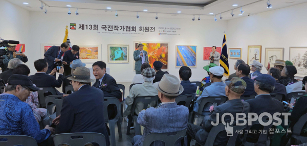 제13회 국전작가협회 회원전이 열리고 있는 인사아트프라자갤러 양태석 이사장이 인사말을 하고 있다(사진=정경호 기자)