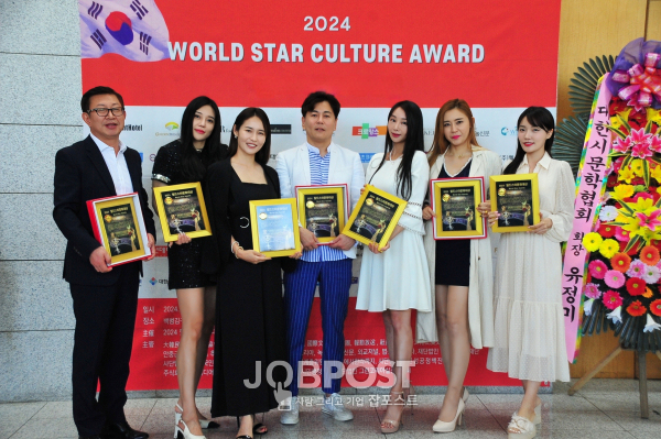 포크가수 최진수, 배우 이은지(은지언니), 배우 나예린, 가수 주재형, 글로벌 배우 최예지, 가수 송아리, 가수 겸 배우 문송희 수상 기념사진촬영 / 사진촬영 - 김인식 작가(네모미디어)