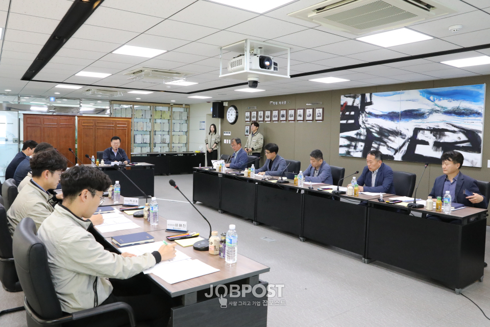28일 오후 3시 본사 5층 대회의실에서 최근 3년간의 공단 안전사고 유형을 분석하고 안전사고 저감 대책을 논의하기 위해 '안전보건경영위원회'를 하고 있다.(사진_부산시설공단)