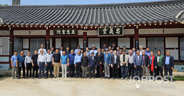 오충사(五忠祠)를 방문한 중국 허베이市 선 씨 종친, 준공식에 참석한 일행들이 오충사에서 기념촬영(사진=정경호 기자)