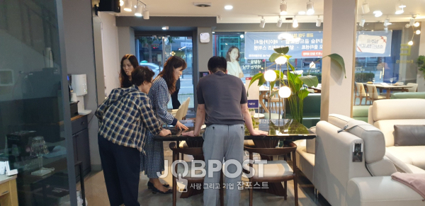 사진_이사를 앞둔 고객에게 제품 배치 및 상담을 진행하는 모습