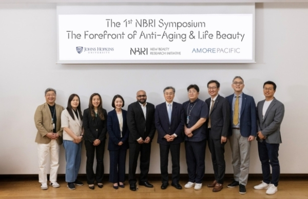 지난 5일 경기도 용인시 아모레퍼시픽 R&I센터에서 열린 제1회 NBRI 심포지엄 참가자들이 단체 사진을 찍고 있다.(사진제공/아모레퍼시픽)
