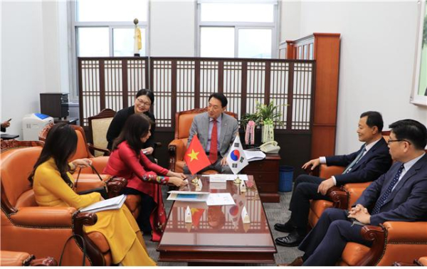 김석기 외교통일위원장·레 투 하 베트남 국회 대외위원회 부위원장이 면담을 하고 있다.