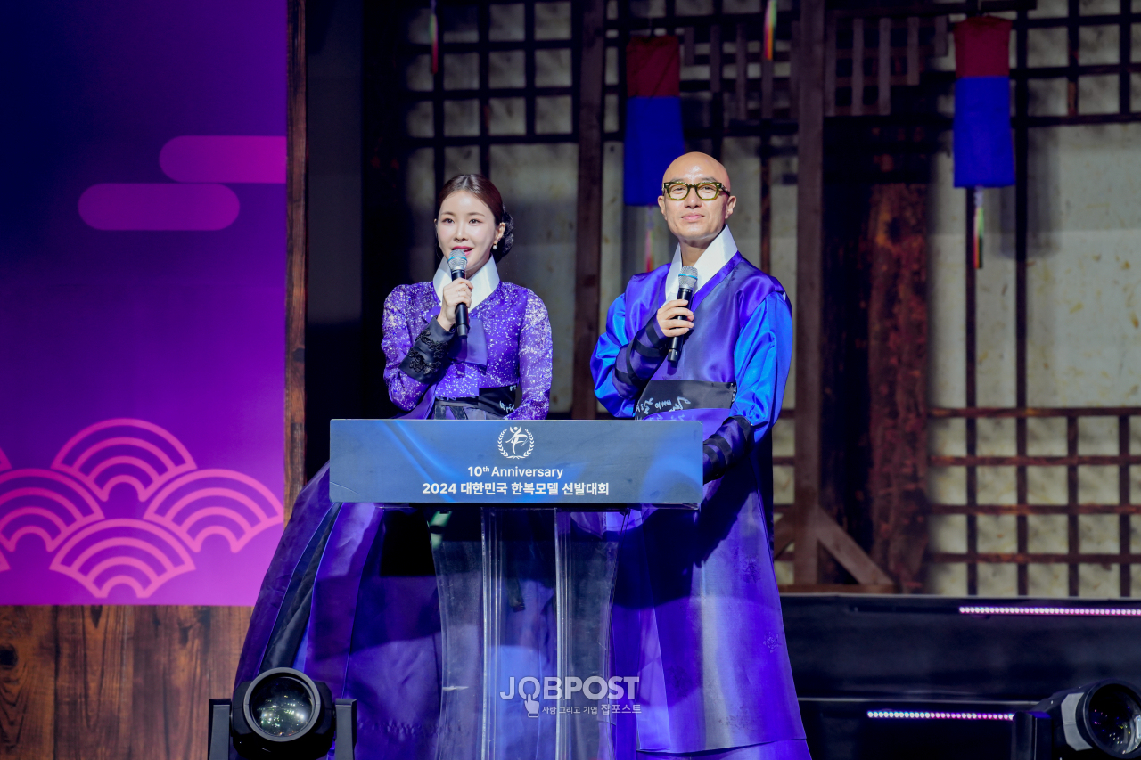 [사진제공: 조직위원회] 본행사의 사회자로 나선 서미소 아나운서, 홍석천