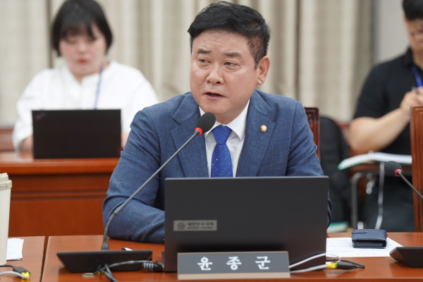 국회 국토교통위원회 윤종군 국회의원(더불어민주당 안성시)이 질의 하고 있다.