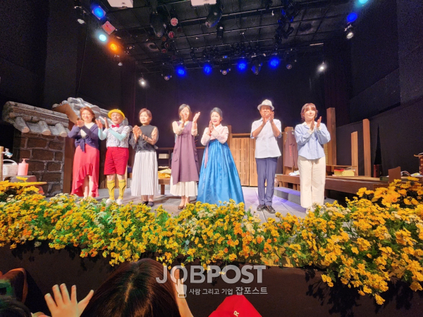 관객의 환호에 박수로 인사하고 있는 출연배우들... / 사진촬영 -잡포스트