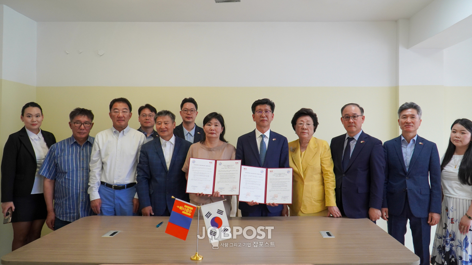 지난 5일 몽골 현지에서 몽골 국립기술대학교(총장 나드밋세덴 사란투야)와 학술교류 협약을 체결하고 기념촬영을 하고 있다.(사진_경남정보대)