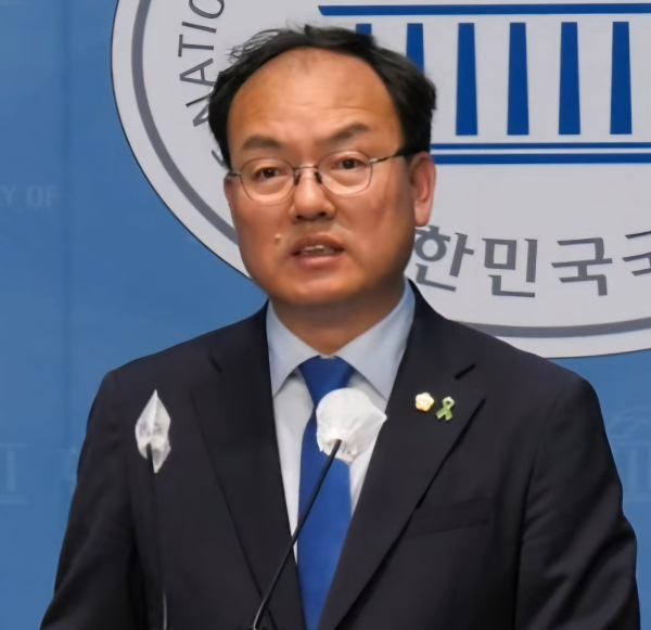 박완희 청주시의원이 기자회견을 열고 민주당 최고위원 출마 도전장을 냈다.