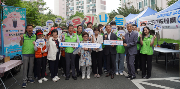 초복맞이 안전, 대구! 영구임대아파트와 함께하는 Cool한 우리동네 만들기 활동이 지난 7월 13일 월요일 달서구 상인동, 수성구 지산동, 범물동 일대에서 자원봉사자 100여명 함께한 가운데 진행되었다. (사진제공=대구광역시자원봉사센터)