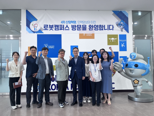 한국폴리텍대학 로봇캠퍼스 최무영 학장은 지난 14일 경산·영천·대구 고용복지플러스센터 담당자와 협업 간담회를 가진 후 기념촬영을 하고 있다. (사진제공=영천시)