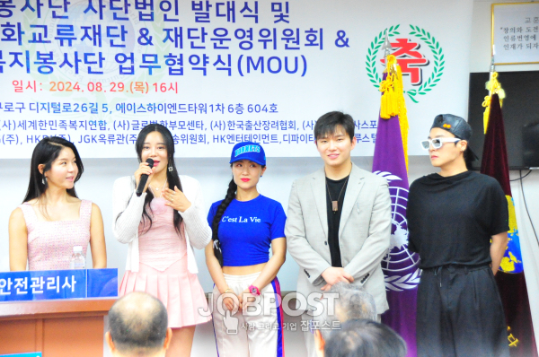 마노, 이은지(은지언니),천안, 안두순 회장, 가수 이형민, 라이브커머스 한결 PD가 본 행서 축하하기위해 참석 / 사진촬영 - 잡포스트