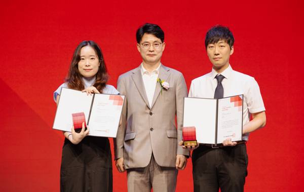 한국사학진흥재단 대학정보화지원부 최윤영 주무행정관(왼쪽 첫번째)이 ‘ICT AWARD KOREA 2024’ 시상식에서 수상을 하고 관계자와 기념촬영을 하고 있다. (사진제공=한국사학진흥재단)