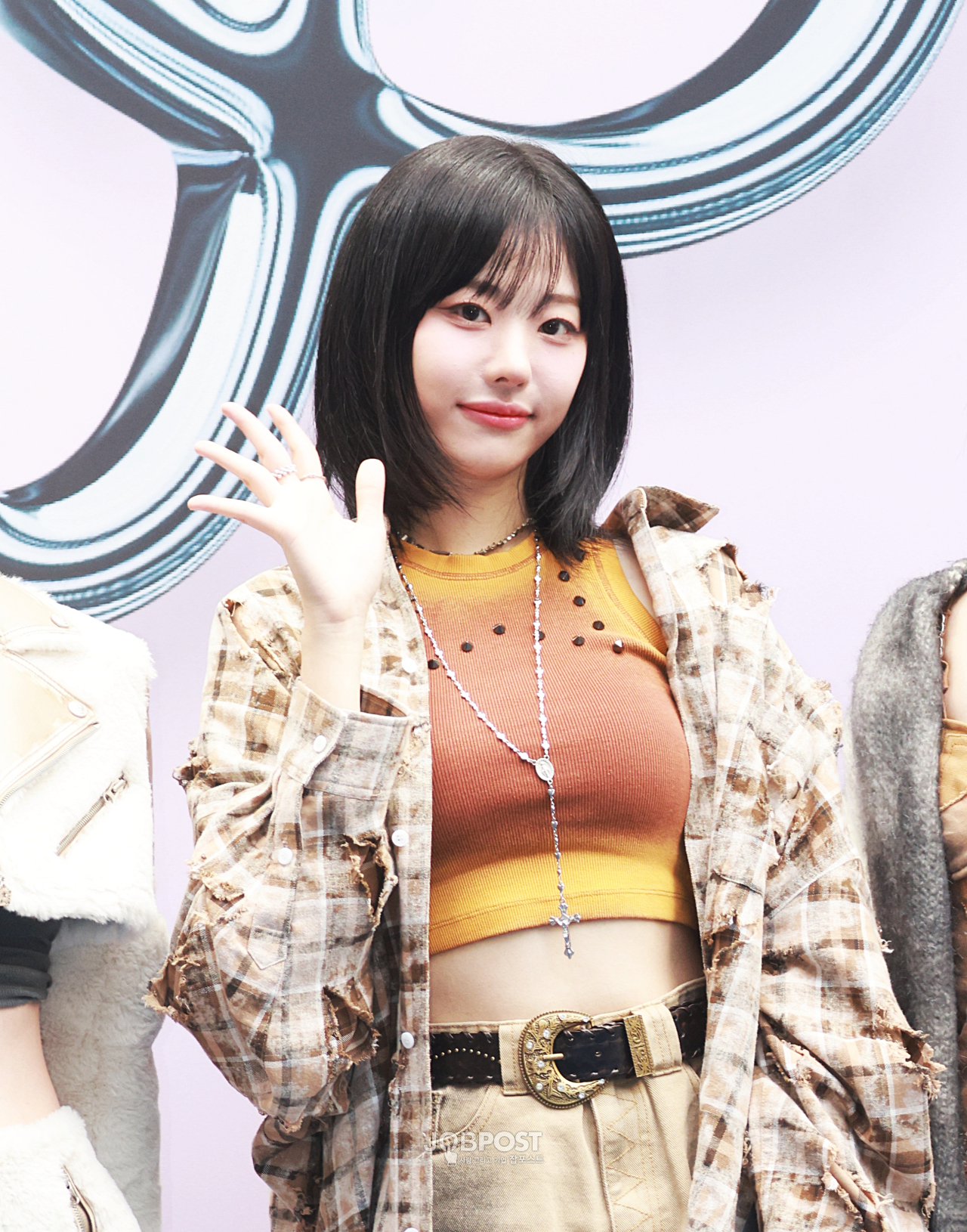 [☆JP포토] 2025 S/S 서울패션위크(Seoul Fashion week) 얼킨(브랜드) 블루카펫 행사, QWER(히나) (소속사: 타마고 프로덕션)