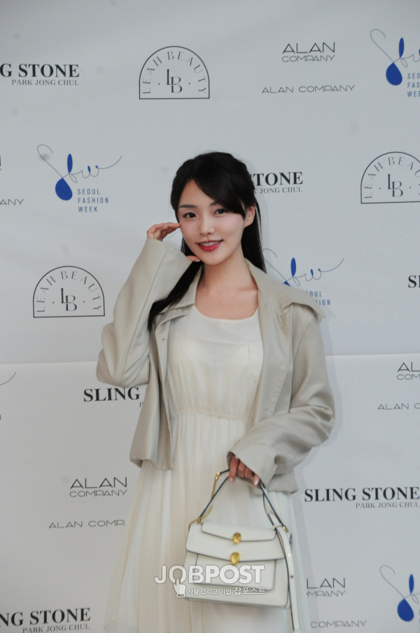 아름다운 미소가 어울리는 문송희가 팬들과 사진기자들에게 볼하트를 날리고 있는 모습... / 사진촬영 - 잡포스트