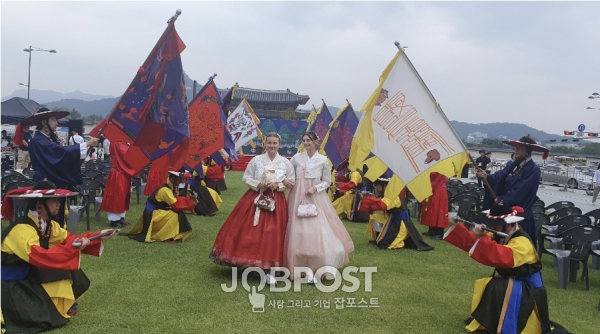 외국인 관광객이 즐거운 모습으로 의장대 사열을 하고 있다. / 사진제공 - K관광협의회