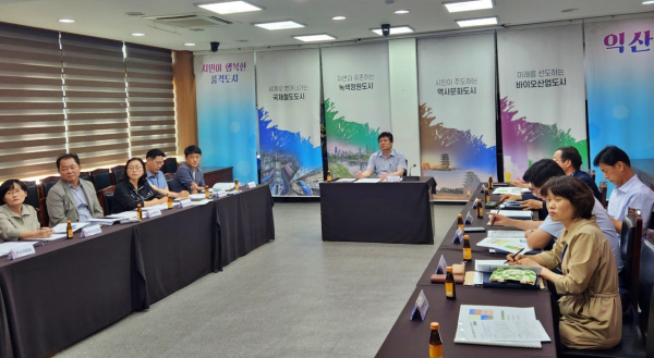 익산시는 시청 상황실에서 강영석 부시장 주재로 '제21회 익산 천만송이 국화축제 추진 부서별 행정지원계획 보고회'를 열었다. (사진=익산시)